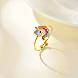 Detailansicht goldener Einhorn-Ring mit buntem Emaille-Design und verstellbarem Band