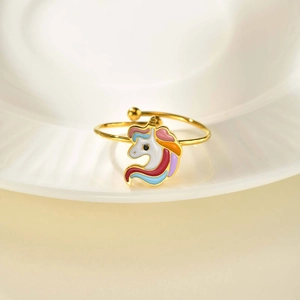 Detaillierte Nahaufnahme eines farbenfrohen Einhorn-Rings mit verstellbarem 18K-Goldband