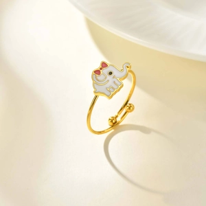 Detail eines süßen weißen Emaille Elefant Rings mit roter Schleife auf Goldband