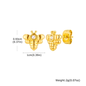 Detailansicht goldener Bienen-Ohrstecker mit weißem Zirkonia und Größenangaben im Bild