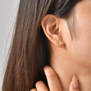 Exquisite goldene Bienen-Ohrstecker aus Edelstahl mit weißem Zirkon an einem Frauenmodell