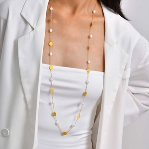 Long collier doré élégant avec perles blanches et disques métalliques polis pour femme