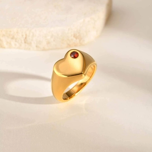 Minimalistische 18K vergulde roestvrijstalen hartjesring met rode edelsteen detail
