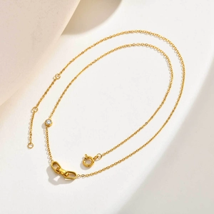 Détail du collier doré avec zircon blanc serti clos et fermoir à ressort ajustable de luxe