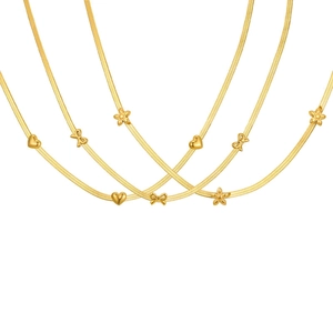 Collier élégant en acier inoxydable doré avec pendentifs cœur, fleur et nœud papillon
