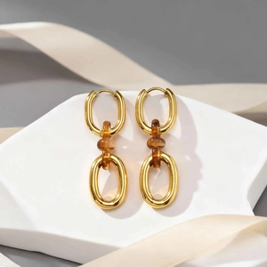 Eleganti orecchini a U in resina e acciaio inossidabile color ambra e oro