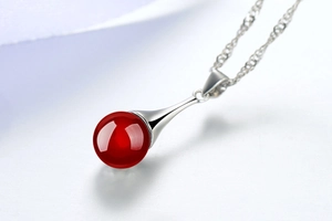 Dettaglio del ciondolo a goccia in agata rossa con collana placcata in argento