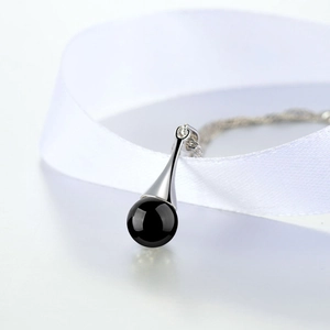 Elegante ciondolo a goccia in argento con pietra di onice nera lucida da donna