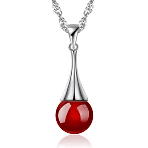 Collana d'argento lucido con ciondolo tondo in agata rossa e riflesso a specchio