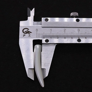 Makroaufnahme der 5-6mm Breitenmessung der weißen Muschel-Hornperle mit einem Messschieber