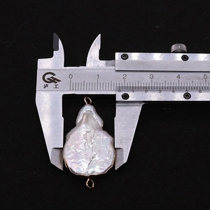 Detailed measurement of a baroque pearl pendant with gold plating showing 1.8cm width