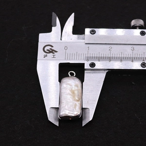 Detailansicht eines barocken Perlenanhängers mit einer Breitenmessung von 12 mm