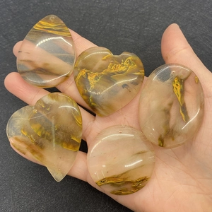 Vue détaillée de pendentifs en pierre de Pietersite naturelle aux formes variées avec trous percés