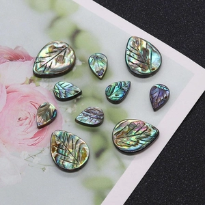 Macro di perline in conchiglia di abalone a forma di foglia con venature incise