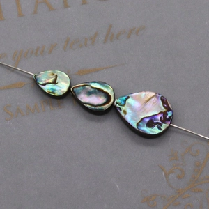 Détail macro de perles en nacre d'abalone en forme de goutte pour bijoux DIY
