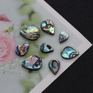 Gros plan de 8 perles de nacre d'abalone en forme de goutte pour bijoux DIY