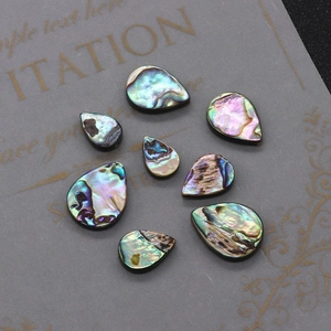 Gros plan de perles gouttes en nacre d'abalone colorées pour accessoires bijoux DIY
