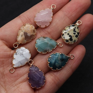 Vue macro de pendentifs en pierre naturelle en forme de goutte avec bord doré