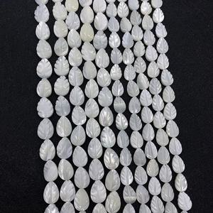 Gepolijste witte parelmoer kralen in bladvorm met fijne gravure voor sieraden maken