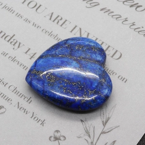 Lapis-lazuli poli en forme de cœur avec des éclats dorés naturels sur carte