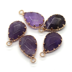 Lot de cinq pendentifs gouttes en améthyste violette facettée avec boucles dorées