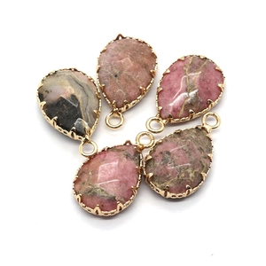 Pendentifs gouttes en pierre naturelle facettée avec bordure dorée et anneaux de saut