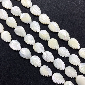 Perline in madreperla naturale a forma di foglia con elegante lucentezza e trama iridescente