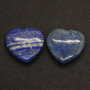 Pierres de Lapis-Lazuli polies en forme de cœur avec inclusions de pyrite en gros plan