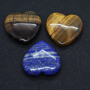 Détail macro de pierres semi-précieuses en œil de tigre et lapis-lazuli polies en cœur