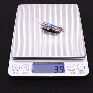 Barocker blau-violetter Perlenanhänger auf Digitalwaage zeigt 3.9g Gewicht für DIY Schmuck