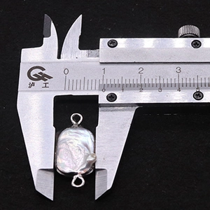 Messung eines 12mm Barockperlen-Connectors mit Messschieber auf schwarzem Hintergrund