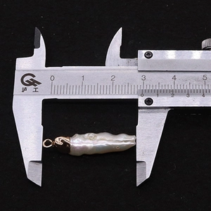 Baroque pearl pendant size measurement on caliper showing length of 25mm in macro view