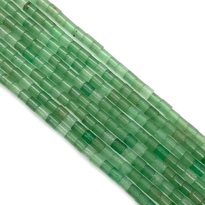 Macro-opname van cilindrische groene natuursteen kralen voor het maken van DIY-sieraden