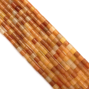 Macro-detail van cilindervormige rode agaat kralen voor DIY-sieraden en ambachten