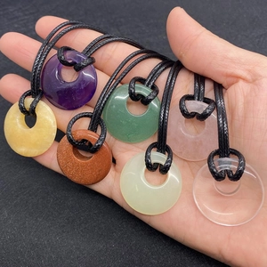 Set di sette ciondoli rotondi in pietre preziose da 27mm con cordoncini neri