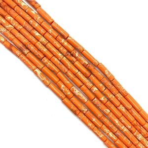 Nahaufnahme orangefarbener zylindrischer Steine mit Marmortextur für DIY-Schmuckherstellung