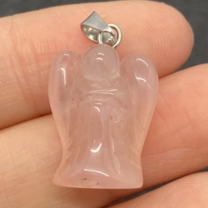 Détail d'un pendentif ange en quartz rose sculpté à la main avec fermoir en métal argenté