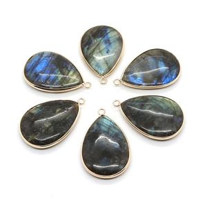Set mit sechs Labradorit-Anhängern in Tropfenform mit Goldrand und blau-grünem Glanz