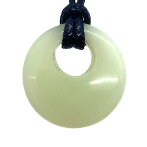 Pendente donut in avventurina verde con cordino nero, gioiello in pietra lucida