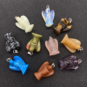 Pendentifs en Pierre Naturelle en Forme d'Ange Charmes de Pierres Cristallines Sculptées Avec Fermoir Métallique pour la Fabrication de Bijoux