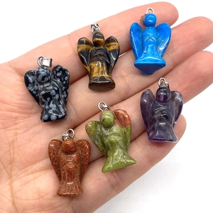 Pendentifs anges en pierres naturelles comme améthyste et obsidienne sur une main