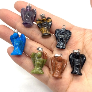 Mano con ciondoli a forma di angelo in varie pietre naturali e cristalli colorati