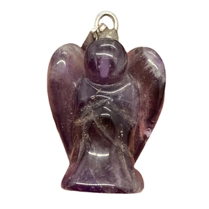 Pendentif ange en améthyste naturelle avec bélière en métal argenté sur fond blanc