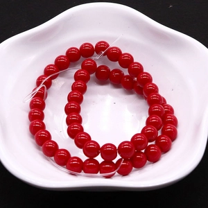 Cuentas de piedra natural roja pulida en bandeja para crear joyas de bricolaje