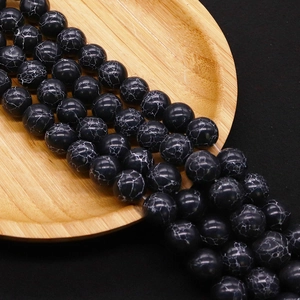 Tiras de cuentas de turquesa azul sintética pulida con vetas blancas en bandeja madera