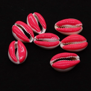 Makroaufnahme von sieben leuchtend rosa gefärbten Kaurimuschel-Perlen für DIY-Schmuck