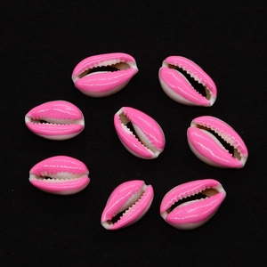 Makroaufnahme von acht rosa glasierten Kauri-Muscheln für DIY-Schmuckherstellung