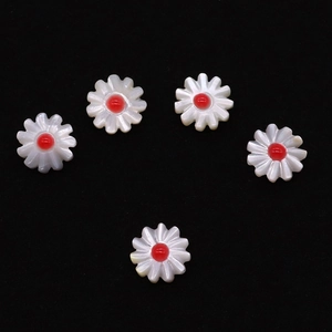 Detailansicht von Gänseblümchenperlen aus weißer Muschel mit roter Mitte für DIY-Schmuck