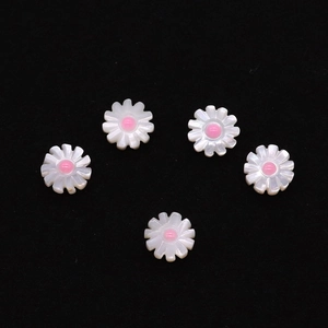 Detailansicht von fünf weißen Gänseblümchen-Muschelperlen mit rosa Mitte für Schmuck