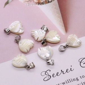 Set di sette ciondoli a cuore in madreperla con ganci in argento S925 per collana